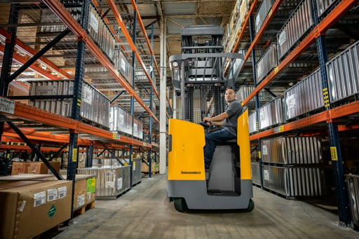 REACH TRUCK