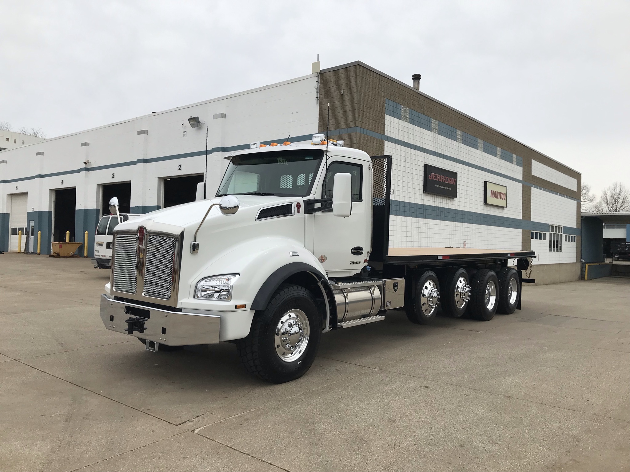 2022 Kenworth T880 Quad Axle with 23' Block Body