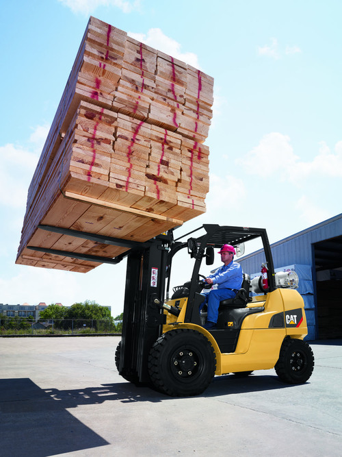 Profile view of 8,000 – 12,000 lb. pneumatic tire CAT forklift