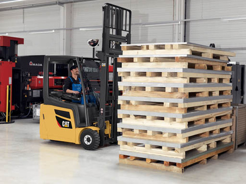 CAT Forklift - 2,500-4,000 Capacity lb 3-Wheel Pneumatic Tire Studio 