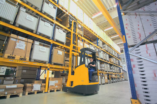 ETV 110/112 Reach Truck lifting pallet