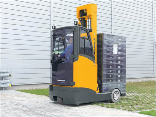 ETV C16/C20 Reach Trucks with pallet