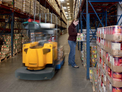 Unloading an ECR 327/336 Walkie End Rider Pallet Truck