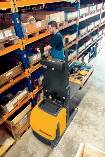 Worker using EKS 110 Order Picker