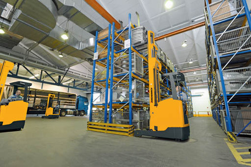 ETV/ETM 214/216 Reach Truck lifting pallet