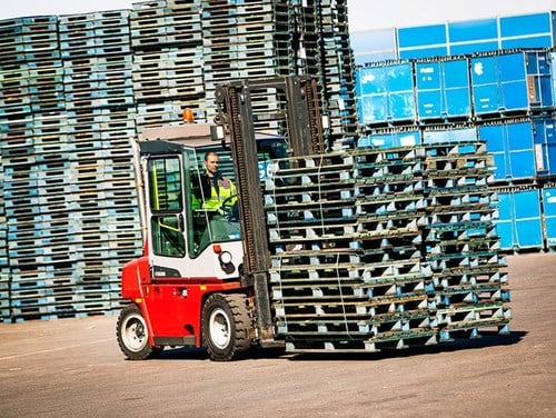 Kalmar DCF50-90 Forklift Unloading Pallets